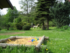 Na zahradě chalupy je pro děti k dispozici mj. pískoviště