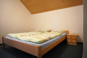 ložnice s dvojlůžkem v podkroví