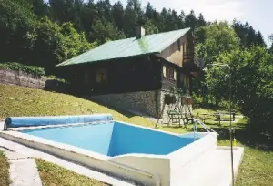 Na zahradě chaty Belušské Slatiny se nachází bazén (5 x 4 x 1,2 m)
