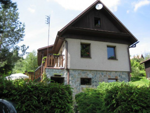 Chata Vlčkovice je od přehrady Pastviny vzdálena asi 2 km