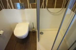 apartmán v podkroví - koupelna se sprchovým koutem, umyvadlem a WC