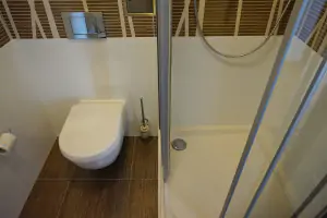 apartmán v podkroví - koupelna se sprchovým koutem, umyvadlem a WC
