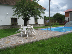Na zahradě chalupy je k dispozici bazén (4 x 8 x 1,5 m) s protiproudem