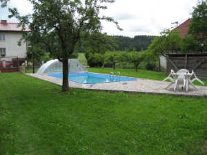 Kromě bazénu lze na zahradě využít zahradní nábytek, přenosný gril, na požádání pak také stolní tenis