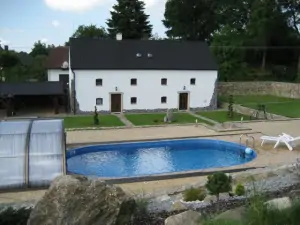 Zapuštěný bazén (8,5 x 4,3 x 1,6 m)