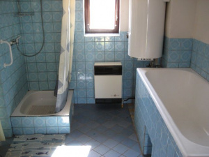 Koupelna je vybavena sprchovým koutem, vanou, WC a umyvadlem