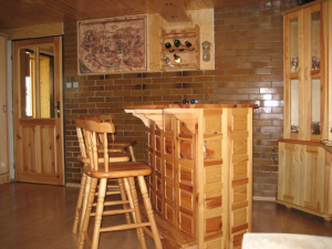 Barový pult v obytném pokoji je využíván také jako jídelní kout