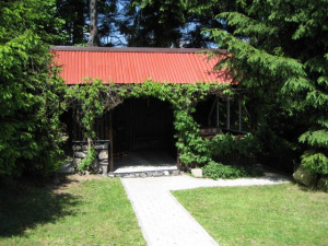 Za chatou se nachází altánek s venkovním posezením a zahradním krbem