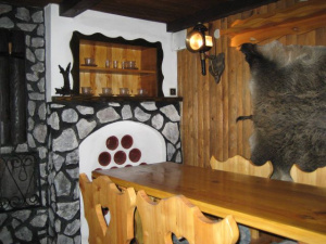 V suterénu chaty se nachází malá vinárnička s posezením