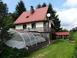chata Sobkovice se nachází zcela na kraji obce