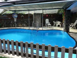 bazén (6 x 4 x 1,15 m) si o dovolené užije každý