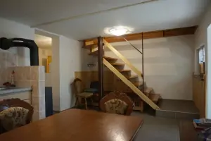 z kuchyně vede schodiště do prvního patra