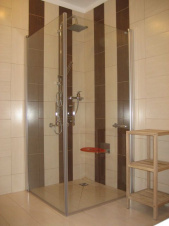 Bezbariérová koupelna v přízemí je vybavena sprchovým koutem, WC a umyvadlem