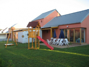 na oplocené zahradě je k dispozici terasa s venkovním posezením a dětský koutek (houpačka, skluzavka, pískoviště)