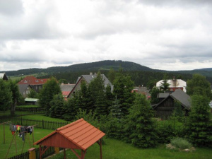 Z okna chaty je výhled na horu Prašivec, kde se nachází rozhledna