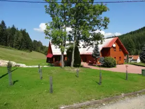 chata Hošťálková se nachází na malebném místě na kraji obce nedaleko lesa