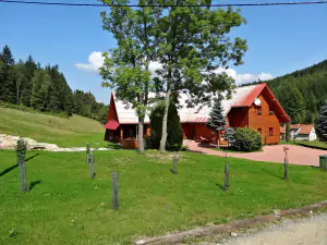 chata Hošťálková se nachází na malebném místě na kraji obce nedaleko lesa