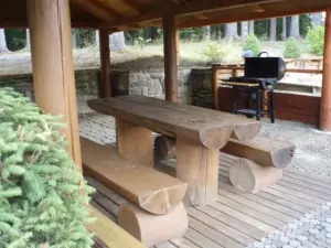 Pergola s dřevěným venkovním posezením a přenosným grilem