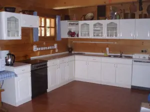 Plně vybavený kuchyňský kout je od obytné místnosti oddělen barovým pultem