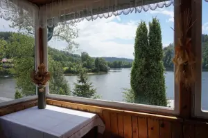 veranda s posezením a výhledem na přehradu Pastviny