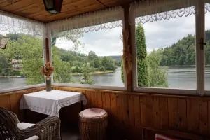 veranda s posezením a výhledem na přehradu Pastviny