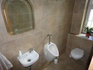 ze společenské místnosti je vstup na 2 samostatné WC (1x pánské, 1x dámské)