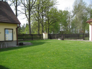 Před chalupou Lipnice - rybník Podřezaný se nachází hned u chalupy, stromy za plotem rostou na hrázi rybníka