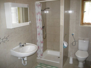 Objekt č. 2 - koupelna se sprchovým koutem, umyvadlem a WC