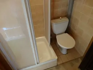 sprchový kout a WC