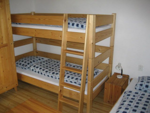 Ložnice s lůžkem, patrovou postelí a přistýlkou