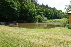 na okraji pozemku areálu se nachází rybník, kde je možno za poplatek rybařit