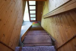 z chodby vedou příkré schody do podkroví