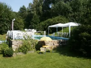 V létě je možno využít venkovní bazén (6,1 x 3,3 x 1,4 m)