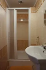 koupelna se sprchovým koutem, umyvadlem a WC v podkroví