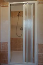 koupelna se sprchovým koutem a umyvadlem v přízemí