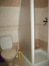 Koupelna se sprchovým koutem a WC v podkroví 
