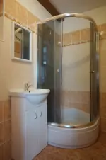 koupelna v přízemí je vybavena sprchovým koutem a umyvadlem