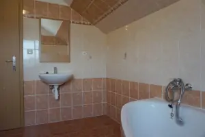 koupelna v podkroví je vybavena rohovou vanou a umyvadlem