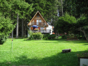 Chata se nachází v chatové osadě u lesa v bezprostřední blízkosti přehrady Lipno