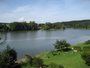 Pohled na přehradu Lipno (Frymburskou zátoku) z horního balkonu chaty