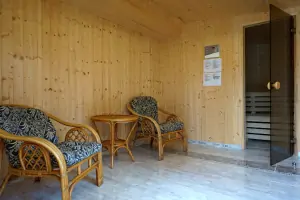 v domečku za pergolou se nachází finská sauna