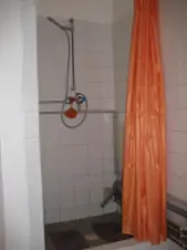Koupelna je vybavena sprchovým koutem, umvyvadlem a pračkou