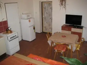 Součástí obytné kuchyně je jídelní kout a rozkládací gauč (přistýlka pro 1 osobu)