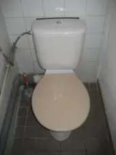 Samostatné WC je přístupné přes koupelnu