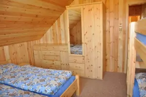 V podkroví se nachází 4 ložnice - každá z nich je vybavena dvojlůžkem a patrovou postelí