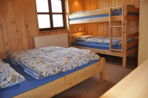 V podkroví se nachází 4 ložnice - každá z nich je vybavena dvojlůžkem a patrovou postelí