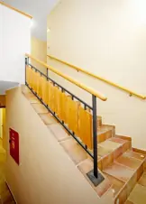Do podkroví vede pohodlné schodiště