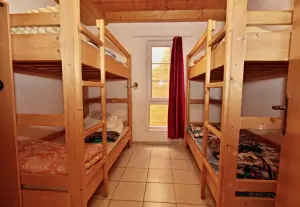 ložnice s 2 patrovými postelemi