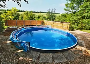 k dispozici je zapuštěný kruhový bazén (průměr 4,6 m, hloubka 1,2 m)