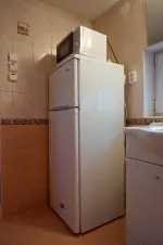 lednička s mrazícím boxem a mikrovlnná trouba jsou umístěny v koupelně
